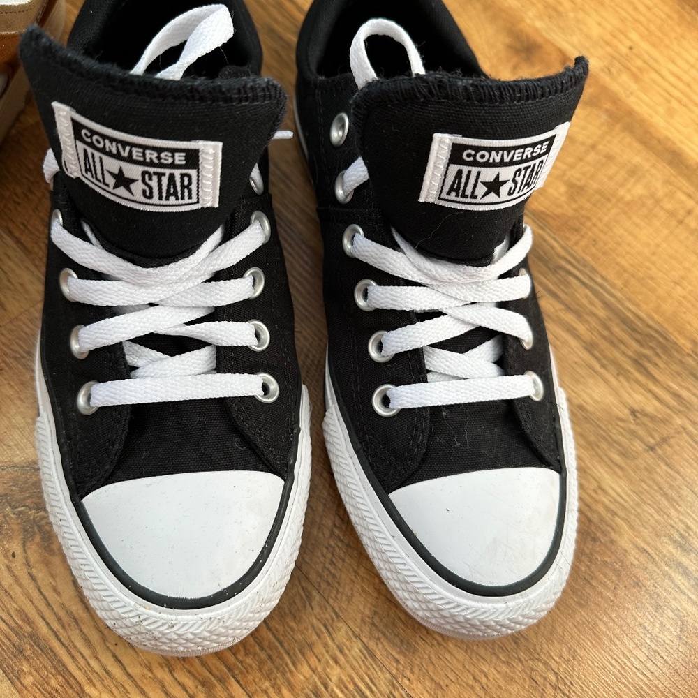 Black low top converse